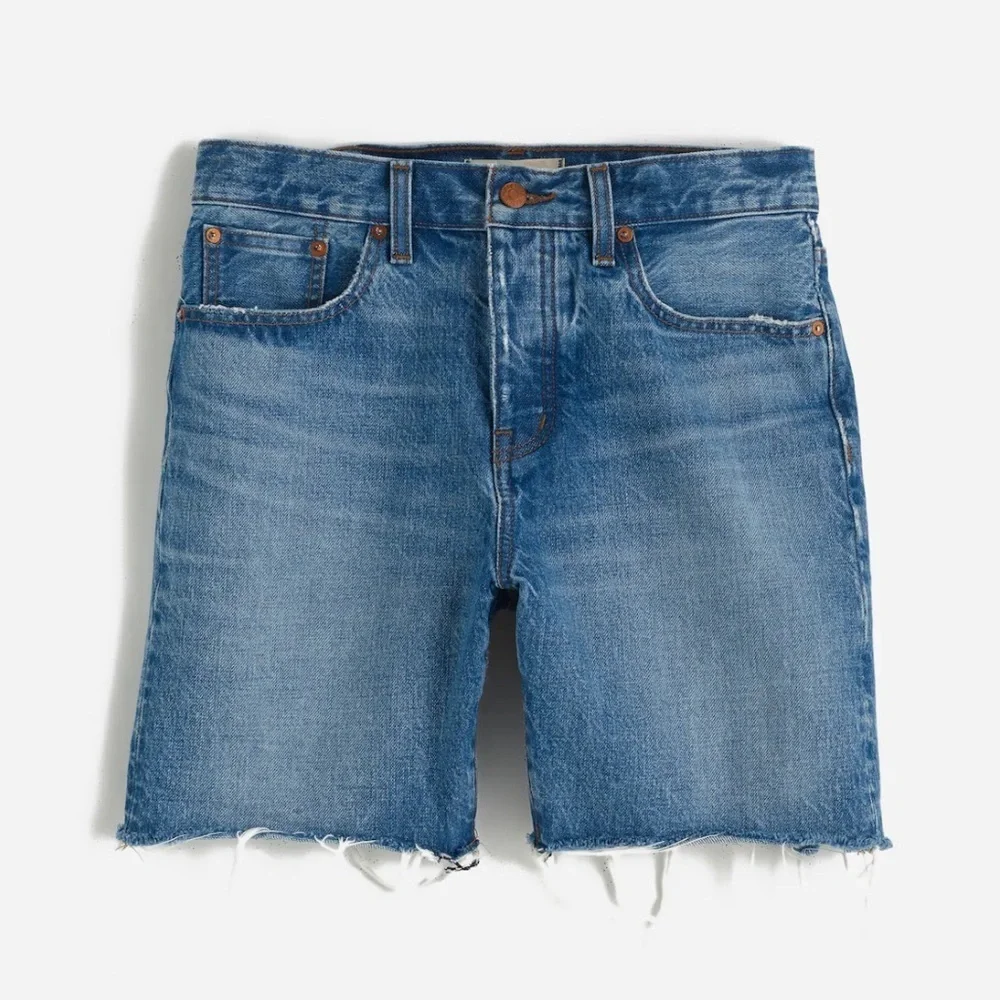 NWT Madewell Long Denim Shorts in Pedersen Wash 26 missing interior button